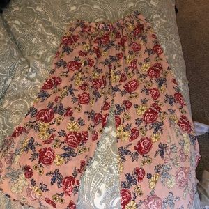 Flowy floral pink pants w/ slit in the front